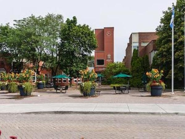 Cote Saint Luc Family Neighbourhood 